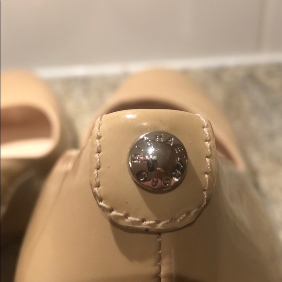 MICHAEL KORS Nude Patent Pumps - Picture 8 of 9